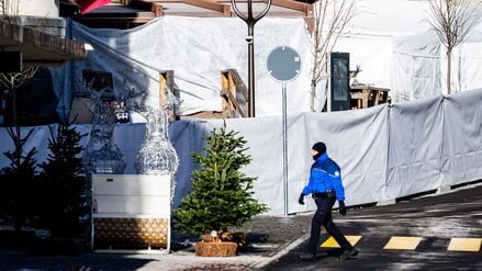 Polizeibeamte inspizieren den Bereich, in dem in der Bar und Lounge Le Constellation nach einer Explosion in den frühen Morgenstunden der Silvesternacht ein Feuer ausgebrochen ist