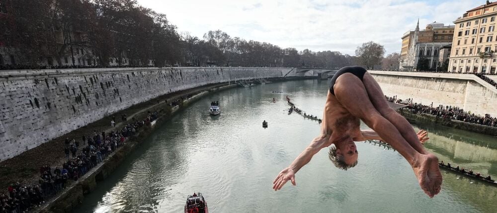 Wie jedes Jahr verfolgten zahlreiche Schaulustige das traditionelle Neujahrsspektakel vom Wasser in Ruderbooten oder vom Ufer aus.