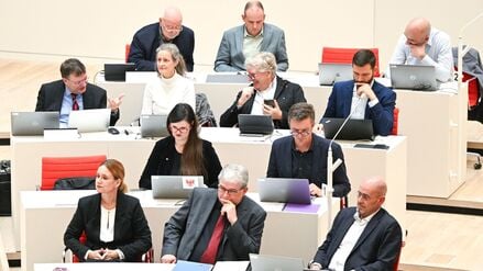 Die BSW-Fraktion sitzt mit den aus dem BSW ausgetretenen Abgeordneten vor der Abstimmung zu zwei Medienstaatsverträgen im Saal. (Archivbild)