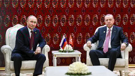 Noch am 12. Dezember trafen sich der türkische Präsident Recep Tayyip Erdogan und Kremlchef Wladimir Putin in Aschgabat – die Gesichter sprechen Bände.