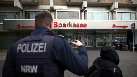 Die Polizei befragt Zeugen, nachdem Diebe die ruhige Weihnachtszeit genutzt hatten, um sich in den Tresorraum einer Filiale der Sparkasse zu bohren und Geld und Wertsachen aus den Schließfächern der Kunden in Gelsenkirchen zu entwenden.
