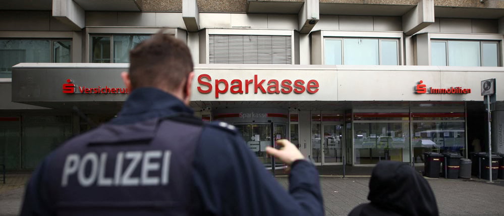 Die Polizei befragt Zeugen, nachdem Diebe die ruhige Weihnachtszeit genutzt hatten, um sich in den Tresorraum einer Filiale der Sparkasse zu bohren und Geld und Wertsachen aus den Schließfächern der Kunden in Gelsenkirchen zu entwenden.