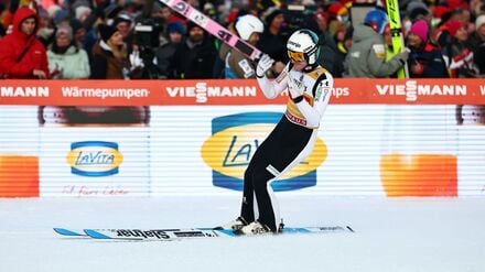 Siegt souverän in Garmisch: Domen Prevc.
