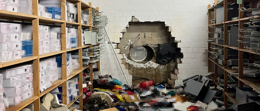 Ein Loch klafft in einer Wand, nachdem Diebe sich am 29. Dezember 2025 in den Tresorraum einer Sparkasse in Gelsenkirchen, Deutschland, gebohrt haben. 