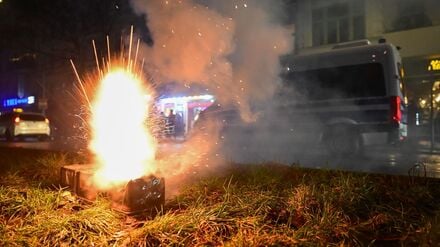 01.01.2026, Berlin: Silvesterfeuerwerk explodiert während der Silvesternacht in Neukölln vor einem Polizeiauto. Foto: Sebastian Christoph Gollnow/dpa +++ dpa-Bildfunk +++