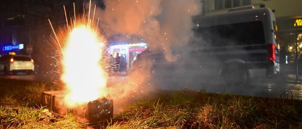 01.01.2026, Berlin: Silvesterfeuerwerk explodiert während der Silvesternacht in Neukölln vor einem Polizeiauto. Foto: Sebastian Christoph Gollnow/dpa +++ dpa-Bildfunk +++