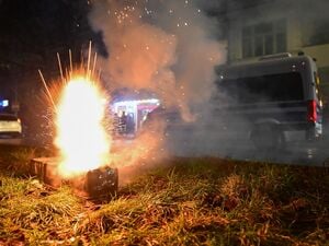 01.01.2026, Berlin: Silvesterfeuerwerk explodiert während der Silvesternacht in Neukölln vor einem Polizeiauto. Foto: Sebastian Christoph Gollnow/dpa +++ dpa-Bildfunk +++