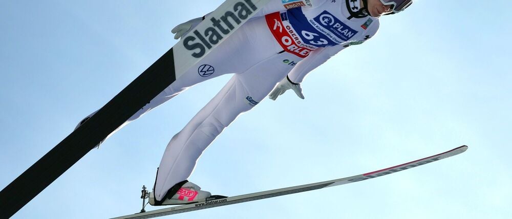 Nika Prevc springt in Oberstdorf.