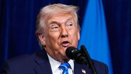 US-Präsident Donald Trump nimmt an einer gemeinsamen Pressekonferenz mit Selenskyj, Präsident der Ukraine, nach einem Treffen in Trumps Mar-a-Lago-Club teil (Symbolbild).