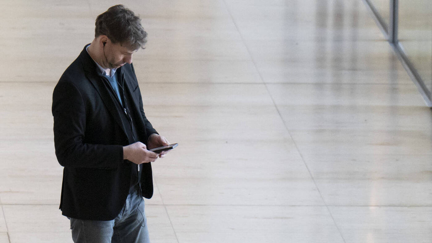 -Ich-kiek-mir-deine-Bilder-zu-gern-an-Sie-will-ein-Praktikum-er-schickt-ein-Flammen-Emoji-zum-Badeanzug-Foto