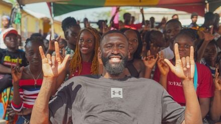 Antonio Rüdiger besuchte in der Weihnachtspause Sierra Leone, hier eine Schule in Freetown.