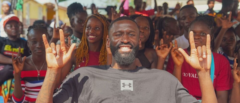 Antonio Rüdiger besuchte in der Weihnachtspause Sierra Leone, hier eine Schule in Freetown.