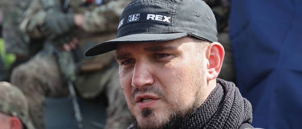 Denis Kapustin, Anführer des russischen Freiwilligenkorps RDK, während einer Pressestatements nahe der Grenze in der Nordukraine (Archivbild).