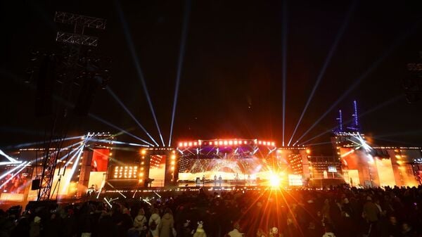 Sänger Johannes Oerding singt auf der schwimmenden Bühne der ZDF-Silvestershow am Chicagikai vor dem Westfield Hamburg-Überseequartier in der Hafencity.