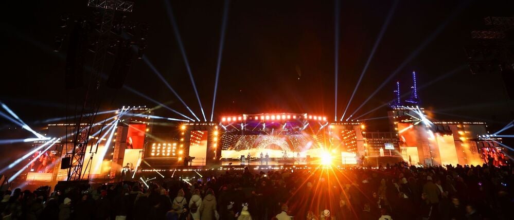 Sänger Johannes Oerding singt auf der schwimmenden Bühne der ZDF-Silvestershow am Chicagikai vor dem Westfield Hamburg-Überseequartier in der Hafencity.