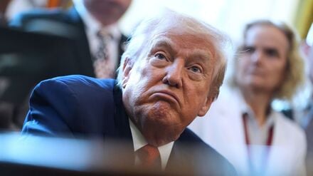 US-Präsident Donald Trump spricht im Oval Office des Weißen Hauses zu Reportern (Symbolbild).