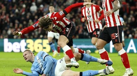 Diesmal mit Ladehemmung: Erling Haaland (l) patzte mit Manchester City zum Start ins neue Jahr.