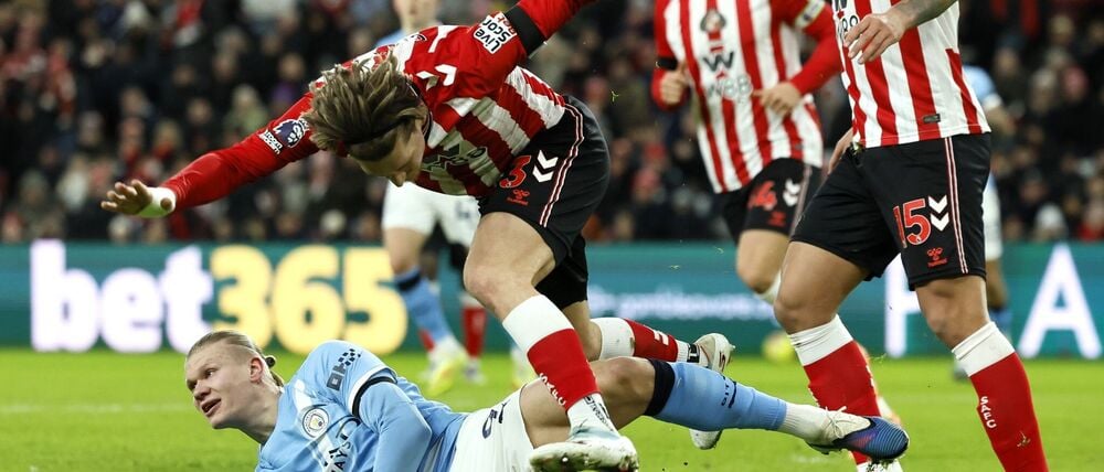 Diesmal mit Ladehemmung: Erling Haaland (l) patzte mit Manchester City zum Start ins neue Jahr.