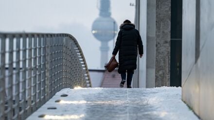Stürmischer Wind, Schnee- und Graupelschauer sorgen am Wochenende in Berlin und Brandenburg für winterliche Verhältnisse. (Archivbild)