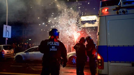 In Berlin kam es an Silvester wieder zu Übergriffen auf Einsatz- und Rettungskräfte.