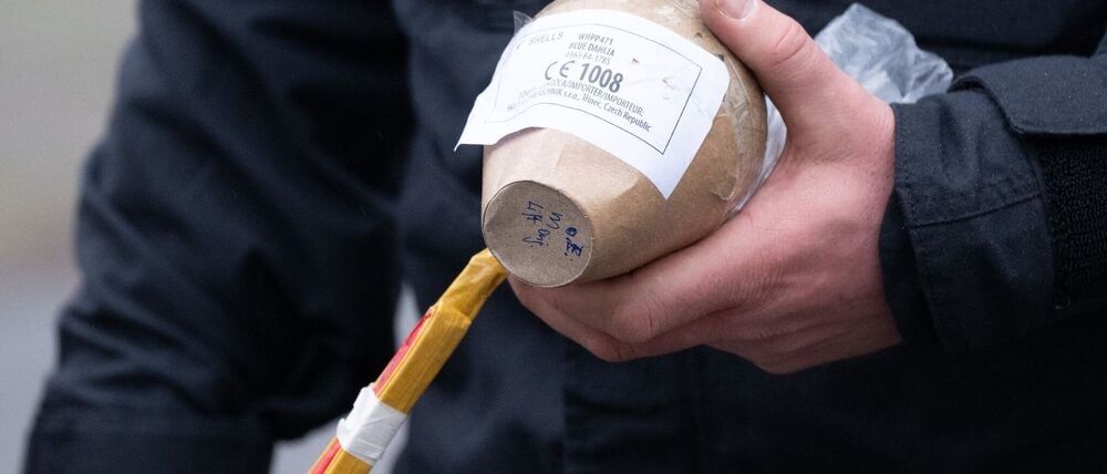 Im Fall eines schwerstverletzten Kindes in Berlin wird vermutet, dass eine illegale Kugelbombe im Spiel gewesen sein könnte. (Archivbild)