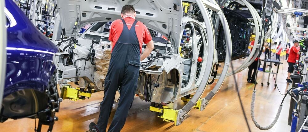 Die Zahl der Erwerbstätigen steigt nicht mehr. Hier montiert ein Mitarbeiter einen Porsche Macan im Werk Leipzig.