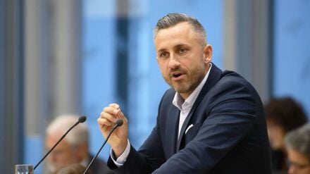 Ulrich Siegmund (AfD), Vorsitzender der AfD-Landtagsfraktion, spricht im Landtag von Sachsen-Anhalt zu den Abgeordneten. Dort wurde auf Antrag der AfD über die Kündigung der Rundfunkverträge debattiert.