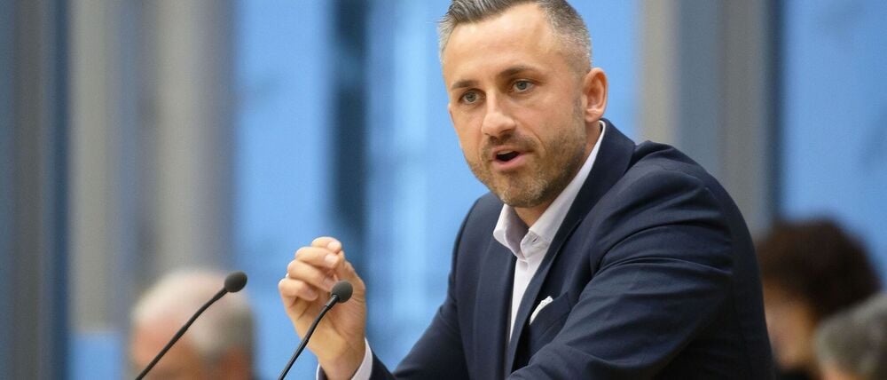 Ulrich Siegmund (AfD), Vorsitzender der AfD-Landtagsfraktion, spricht im Landtag von Sachsen-Anhalt zu den Abgeordneten. Dort wurde auf Antrag der AfD über die Kündigung der Rundfunkverträge debattiert. 