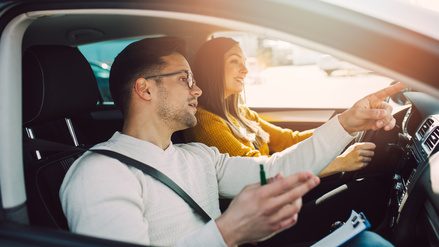 Wenn man sich mit jemandem unterhält, vergehen lange Autofahrten schneller, doch die Unfallgefahr wird erhöht.