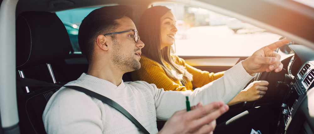 Wenn man sich mit jemandem unterhält, vergehen lange Autofahrten schneller, doch die Unfallgefahr wird erhöht.