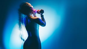 Das Training für die Arme kann problemlos zu Hause durchgeführt werden. 