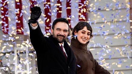 Zohran Mamdani und seine Frau Rama Duwaji winken nach Mamdanis Amtseinführung als Bürgermeister von New York City vor dem New Yorker Rathaus am Donnerstag, dem 1. Januar.