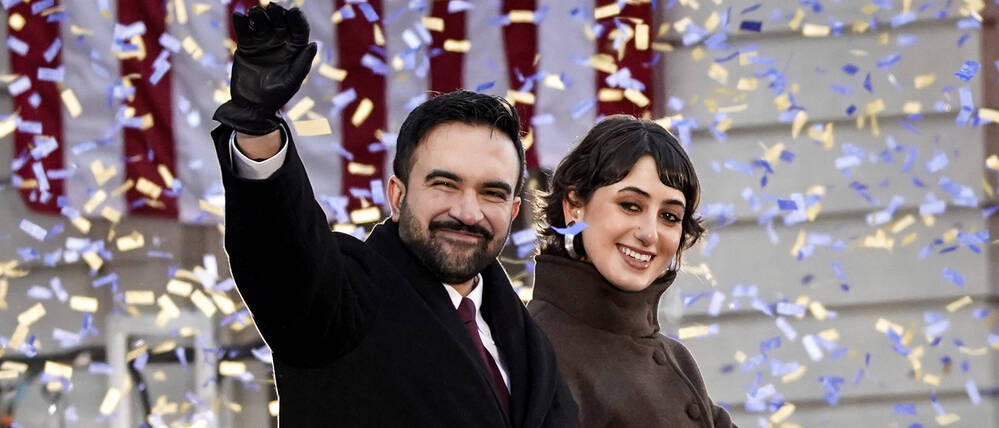 Zohran Mamdani und seine Frau Rama Duwaji winken nach Mamdanis Amtseinführung als Bürgermeister von New York City vor dem New Yorker Rathaus am Donnerstag, dem 1. Januar.