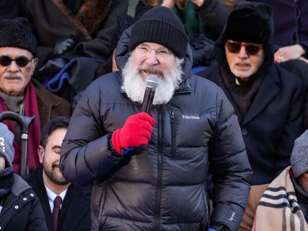 NEW YORK, NEW YORK - JANUARY 01: Actor Mandy Patinkin sings during the ceremonial swearing in of Zohran Mamdani as New York City’s 112th mayor at City Hall on Thursday January 1, 2026. Mamdani has added a “block party” to the official inauguration events to allow thousands of New Yorkers to take part. Mamdani was officially sworn in at midnight by New York Attorney General Letitia James at the Old City Hall subway station in a private ceremony.   David Dee Delgado/Getty Images/AFP (Photo by David Dee Delgado / GETTY IMAGES NORTH AMERICA / Getty Images via AFP)