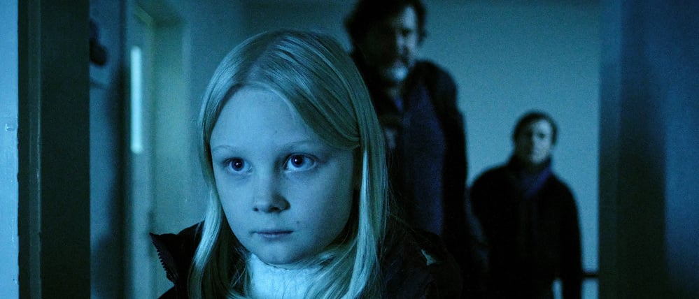 ARD/SWR TATORT: DAS JÜNGSTE GEISSLEIN, "Fernsehfilm Deutschland 2026", am Sonntag (04.01.26) um 20:15 Uhr im ERSTEN. Was hat die kleine Eliza (Hanna Heckt) von dem Verbrechen mitbekommen, das in ihrem Zuhause passiert ist, fragen sich Friedemann Berg und Franziska Tobler (Eva Löbau). © SWR/Benoît Linder, honorarfrei - Verwendung gemäß der AGB im engen inhaltlichen, redaktionellen Zusammenhang mit genannter SWR-Sendung bei Nennung "Bild: SWR/Benoît Linder" (S2+). SWR Presse/Bildkommunikation, Baden-Baden, Tel: 07221/929-22202, foto@swr.de