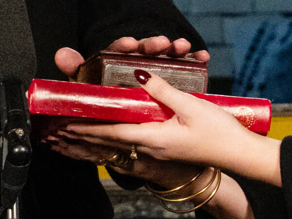 Mayor-elect Zohran Mamdani rests his hand on a Quran held by his wife Rama Duwaji as he is sworn into office during a private ceremony in the Old City Hall subway stop in New York City on Thursday, January 1, 2026. The Uganda-born Mamdani, a 34-year-old former state lawmaker, will become New York City s first Muslim mayor. Pool PUBLICATIONxNOTxINxUSA NYP20260101828 AmirxHamja