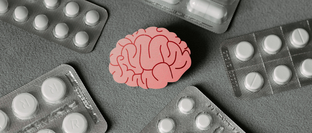 Das Modell eines Gehirns und verschiedene Tabletten (Illustration).