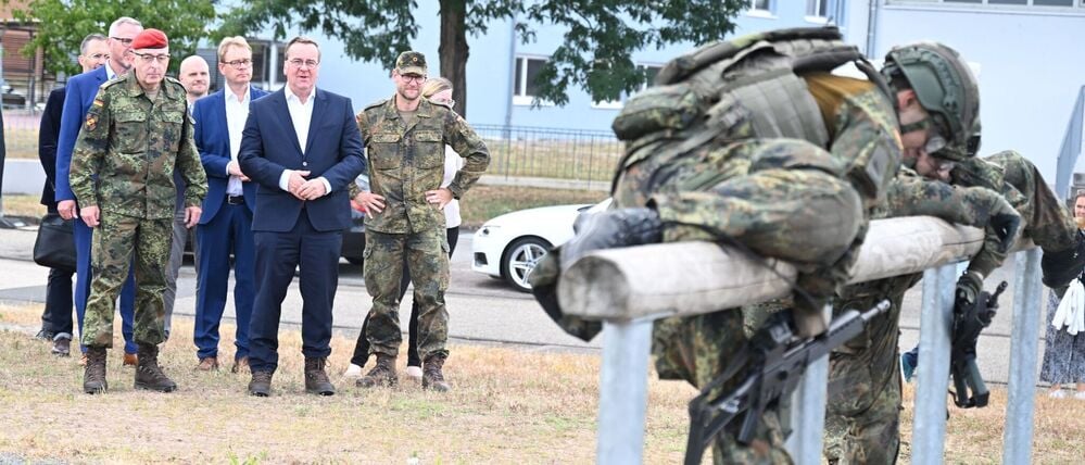 Bundesverteidigungsminister Boris Pistorius (M, SPD) sieht sich bei seinem Besuch beim Luftwaffenausbildungsbataillon Germersheim eine Ausbildungsstation an.