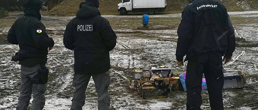 Die Feuerwerker der Berliner Polizei auf dem Sprengplatz in Grunewald.