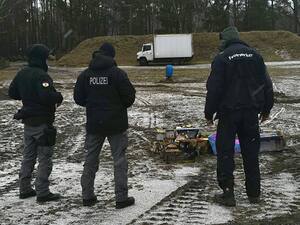 Die Feuerwerker der Berliner Polizei auf dem Sprengplatz in Grunewald.