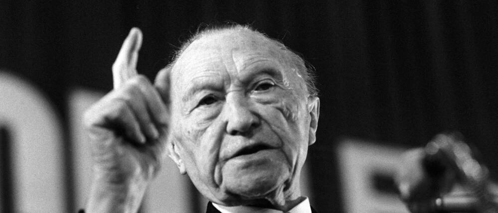 Konrad Adenauer erhebt ermahnend den Zeigefinger.