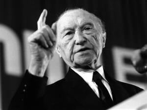 Konrad Adenauer erhebt ermahnend den Zeigefinger.