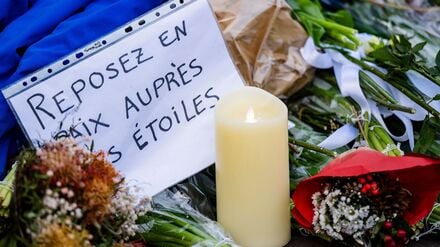 „Ruhet in Frieden bei den Sternen“, steht auf einer Botschaft am Brandort.