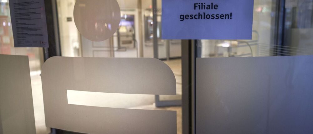 Ein Zettel mit der Aufschrift „Bis auf Weiteres bleibt diese Filiale geschlossen“ hängt am Eingang der Sparkassen-Filiale Gelsenkirchen-Buer.