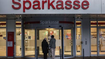 Die Filiale der Sparkasse Gelsenkirchen im Stadtteil Buer. Nach dem Tresor-Coup in Gelsenkirchen sucht die Polizei nach den Tätern - bislang aber ohne großen Durchbruch. 