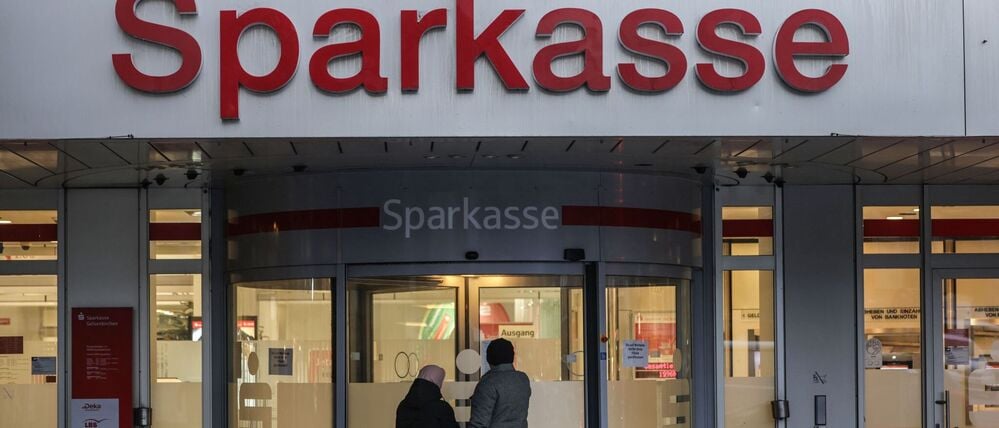 Die Filiale der Sparkasse Gelsenkirchen im Stadtteil Buer. Nach dem Tresor-Coup in Gelsenkirchen sucht die Polizei nach den Tätern - bislang aber ohne großen Durchbruch. 
