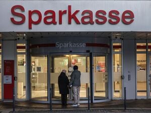 Die Filiale der Sparkasse Gelsenkirchen im Stadtteil Buer. Nach dem Tresor-Coup in Gelsenkirchen sucht die Polizei nach den Tätern - bislang aber ohne großen Durchbruch. 