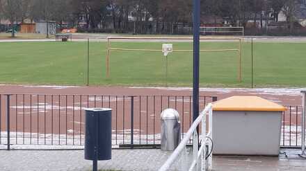 Auf dem Potsdamer Sportplatz in der Ziolkowskistraße wurde ein Junge wohl durch eine Kugelbombe verletzt.
