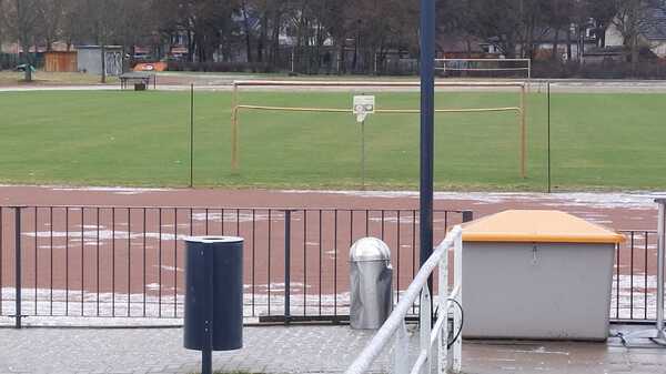 Auf dem Potsdamer Sportplatz in der Ziolkowskistraße wurde ein Junge wohl durch eine Kugelbombe verletzt.