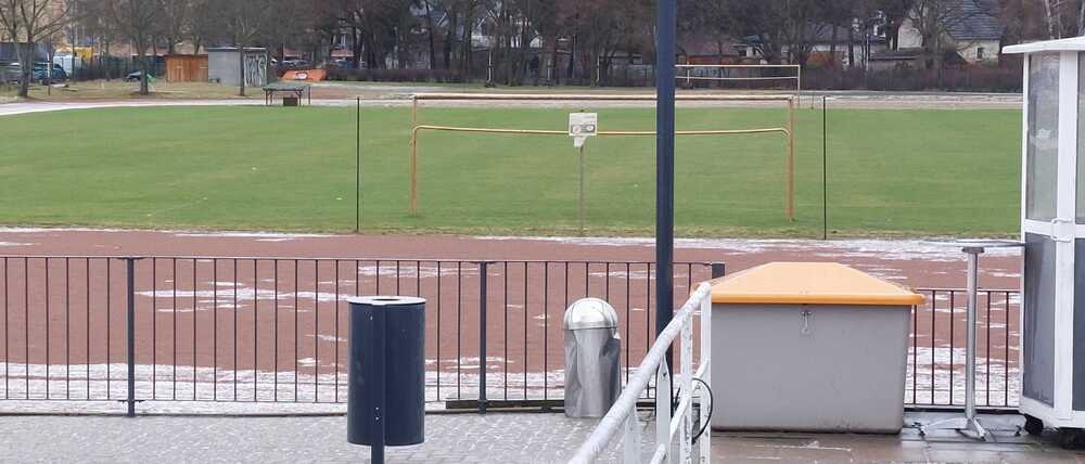 Auf dem Potsdamer Sportplatz in der Ziolkowskistraße wurde ein Junge wohl durch eine Kugelbombe verletzt.